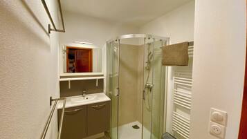 Douche, sĂšche-cheveux