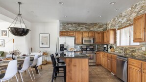 Rumah (4 Bedrooms) | Dapur pribadi