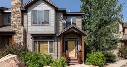 Douglas by Avantstay Charming Townhouse Mins From Deer Valley Resort