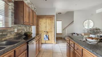 Rumah (4 Bedrooms) | Interior