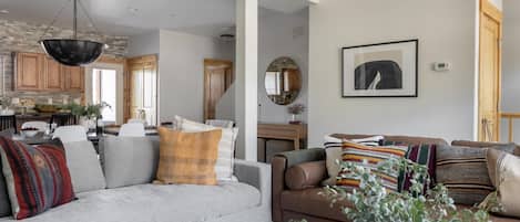 Televisión de 55 pulgadas con canales digitales, chimenea y futbolito