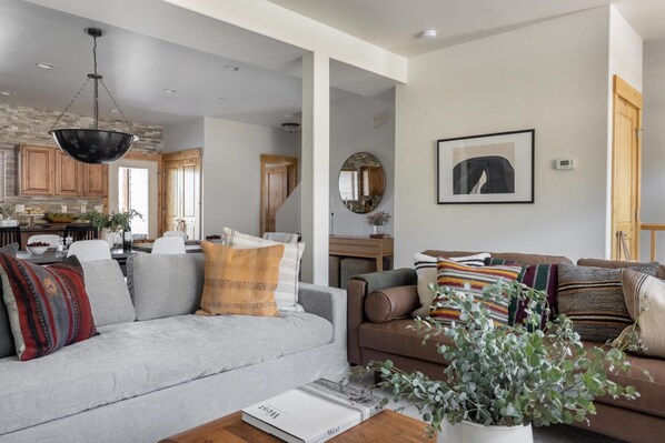 55-inch TV with digital channels, fireplace, table football - Douglas by Avantstay Charming Townhouse Mins From Deer Valley Resort (Park City)