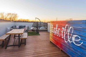 Balcony - Wild Horse by Avantstay Gorgeous Nashville Townhouse w/ Rooftop Patio & Outdoor Kitchen (Nashville)