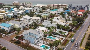 Un quartier résidentiel situé sur la côte, avec des maisons, une route et une vue sur l’océan.