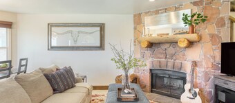 Snow King by Avantstay Close to the Slopes w/ Hot Tub!