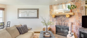 Snow King by Avantstay Close to the Slopes w/ Hot Tub!