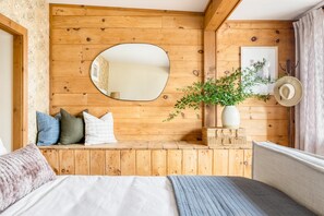 11 kamar tidur, meja kerja, dan setrika/meja setrika