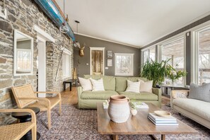 تلفزيون بحجم 55-بوصة يعرض قنوات تلفزيونية رقمية، خدمات بث