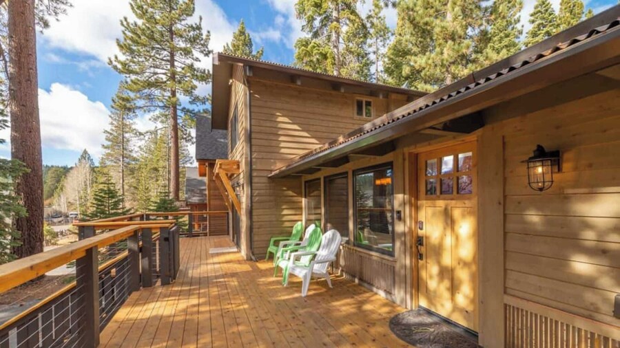 Henderson by Avantstay Lake View! Walk to Beach, Garwoods & More!