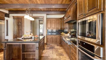Villa (4 Bedrooms) | Private kitchen | Fridge, microwave, oven, stovetop