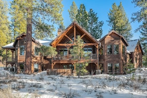 Exterior - Big Pine by Avantstay Stunning Secluded Oregon Home w/ Hot Tub (Bend)