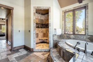 Villa (4 Bedrooms) | Badezimmer | Badewanne, kostenlose Toilettenartikel, Handtücher, Seife