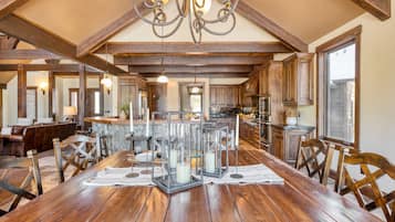 Villa (4 Bedrooms) | Dining