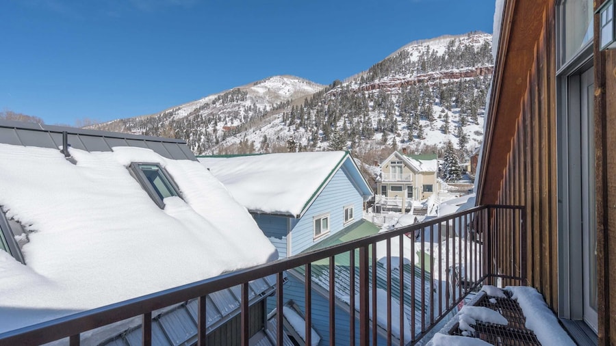 Hruza Hideout by Avantstay Walkable Location + Free Ski Shuttle, Mountain View