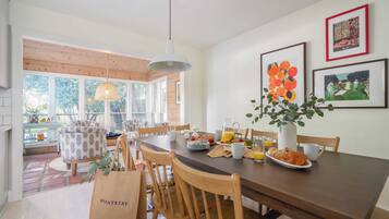 House (5 Bedrooms) | Interior
