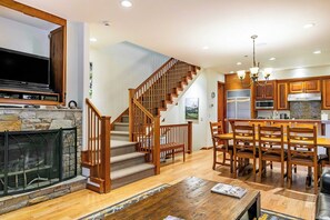 Interior - Pacific Street Townhome 514b by Avantstay Cute Townhouse in the Heart of Telluride! (Telluride)