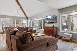 55-inch TV with digital channels, streaming services - Ghostriders 10 by Avantstay Penthouse Suite w/ Large Patio & Mountain Views! (Telluride)