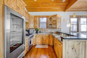 House (3 Bedrooms) | Private kitchen | Fridge, microwave, oven, stovetop