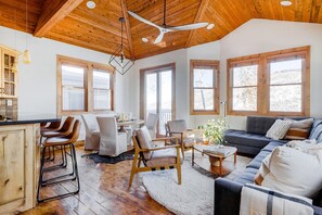 House (3 Bedrooms) | Living area - Murdock by Avantstay Cozy Townhouse w/ Hot Tub Walk To Park City Mountain! (Park City)