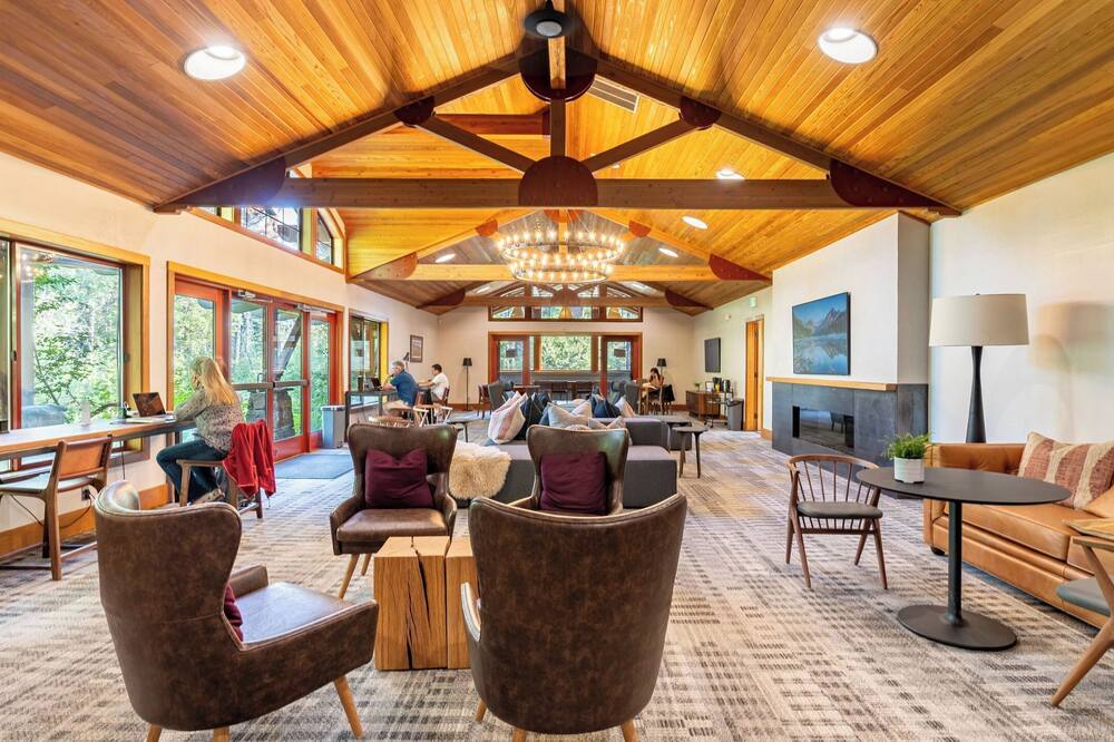 Wolfe by AvantStay | 5mins NorthStar! Fireplace, 2 Private Decks! - Donner Lake