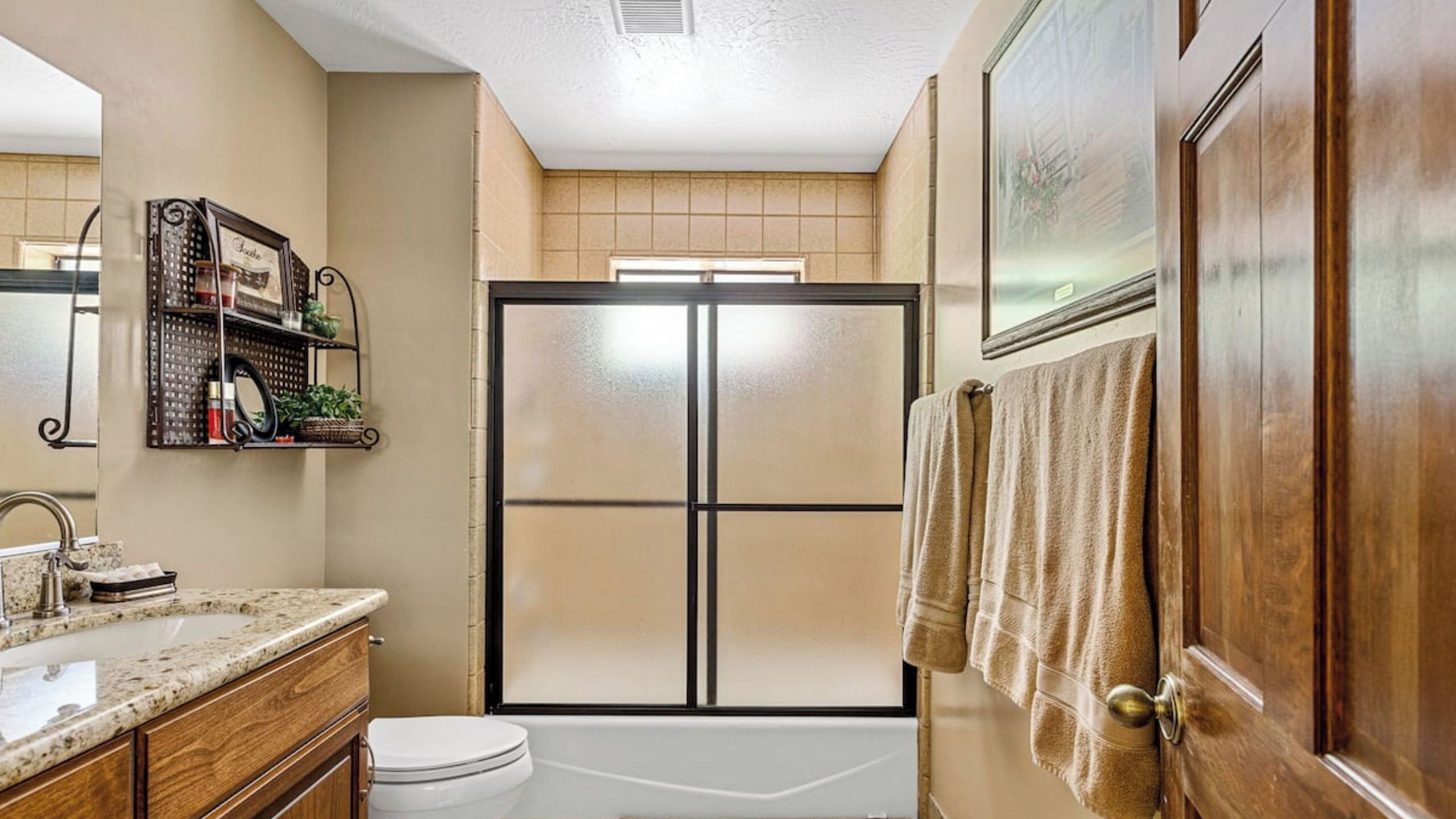 Un bagno con doccia, WC e lavabo.