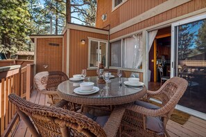 Outdoor dining - Serenity by Avantstay Serenity Big Bear Cabin! With Fire Pit, Bbq! (Big Bear City)