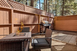 Outdoor dining - Serenity by Avantstay Serenity Big Bear Cabin! With Fire Pit, Bbq! (Big Bear City)