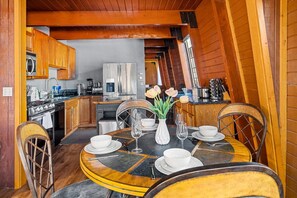 Dining - Serenity by Avantstay Serenity Big Bear Cabin! With Fire Pit, Bbq! (Big Bear City)