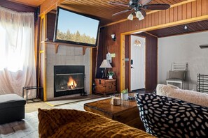 Ferienhaus (2 Bedrooms) | Wohnbereich | 55-Zoll-Fernseher mit Digitalempfang, Streaming-Dienste