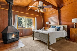 2 bedrooms, desk, iron/ironing board, bed sheets - Serenity by Avantstay Serenity Big Bear Cabin! With Fire Pit, Bbq! (Big Bear City)