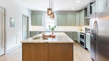 Apartment (3 Bedrooms) | Private kitchen | Fridge, oven, stovetop, dishwasher