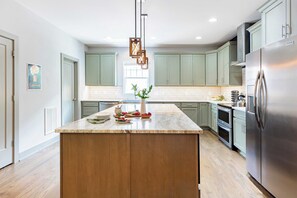Private kitchen - Waverly by Avantstay Nashville-inspired Townhome w/ Luxury Kitchen, Pool Table (Nashville)