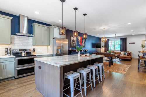 Waverly by Avantstay Nashville-inspired Townhome w/ Luxury Kitchen, Pool Table