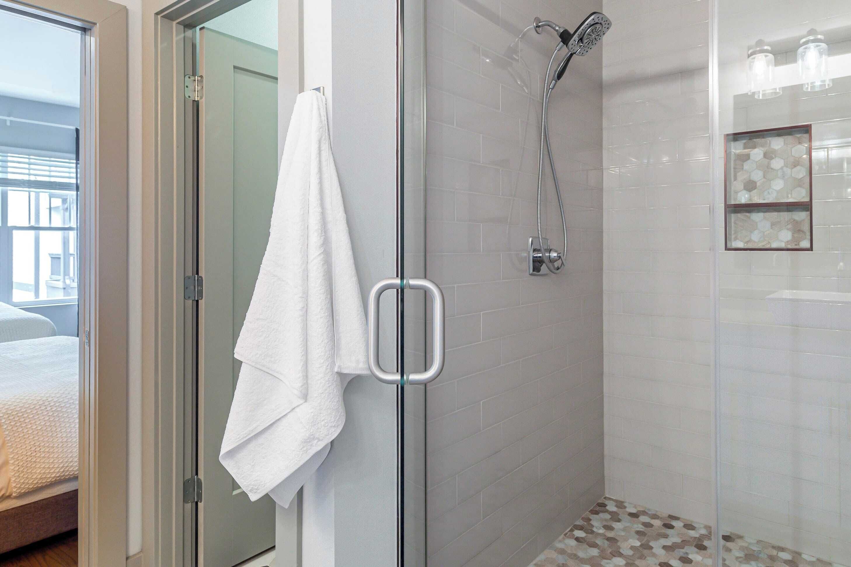 Apartment (3 Bedrooms) | Bathroom | Free toiletries, towels, soap, shampoo