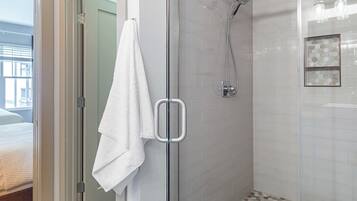Apartment (3 Bedrooms) | Bathroom | Free toiletries, towels, soap, shampoo