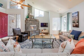 55-inch TV with digital channels, fireplace, foosball - Villa Manzanita by Avantstay Hot Tub, 1 Block to Beach/town, Chef's Kitchen (Manzanita)