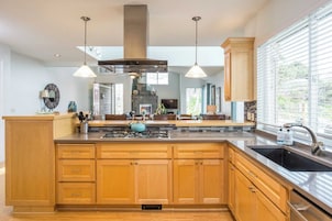 Casa (4 Bedrooms) | Cozinha privada | Geladeira, micro-ondas, fogão, cooktop