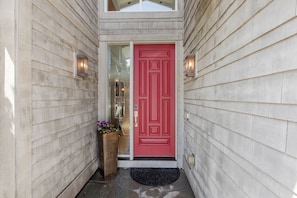 Exterior detail - Villa Manzanita by Avantstay Hot Tub, 1 Block to Beach/town, Chef's Kitchen (Manzanita)