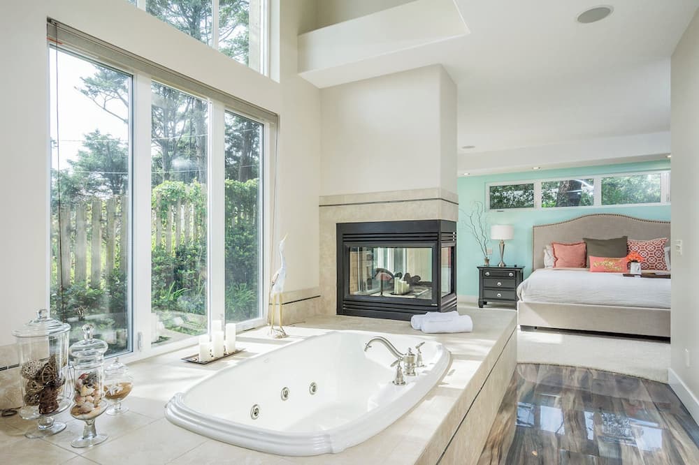 Villa Manzanita by Avantstay Hot Tub, 1 Block to Beach/town, Chef's Kitchen - Nehalem Bay, OR