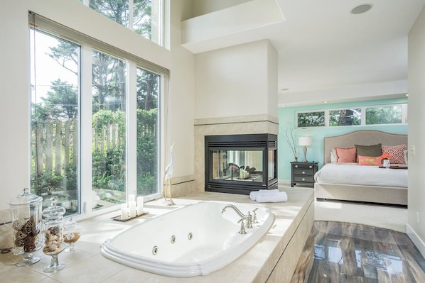Bathtub, free toiletries, towels, soap - Villa Manzanita by Avantstay Hot Tub, 1 Block to Beach/town, Chef's Kitchen (Manzanita)