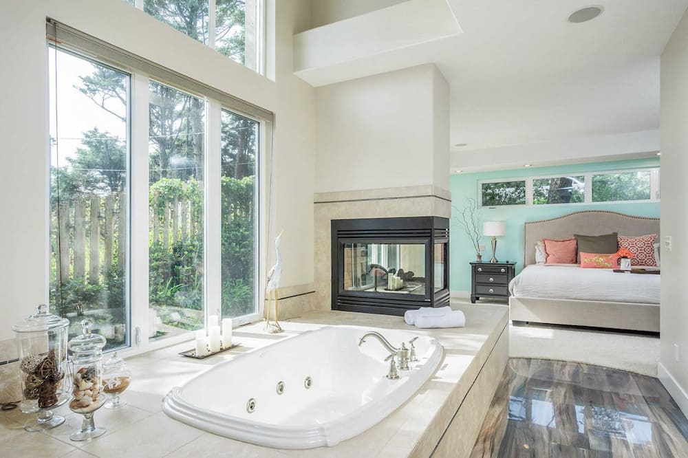 Villa Manzanita by Avantstay Hot Tub, 1 Block to Beach/town, Chef's Kitchen - Lake Lytle, OR