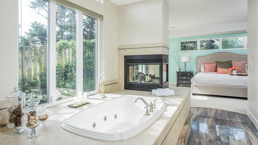 Villa Manzanita by Avantstay Hot Tub, 1 Block to Beach/town, Chef's Kitchen