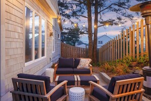 Terrace/patio - Villa Manzanita by Avantstay Hot Tub, 1 Block to Beach/town, Chef's Kitchen (Manzanita)