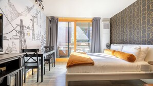 Une chambre à coucher avec un lit, un bureau et une chaise.