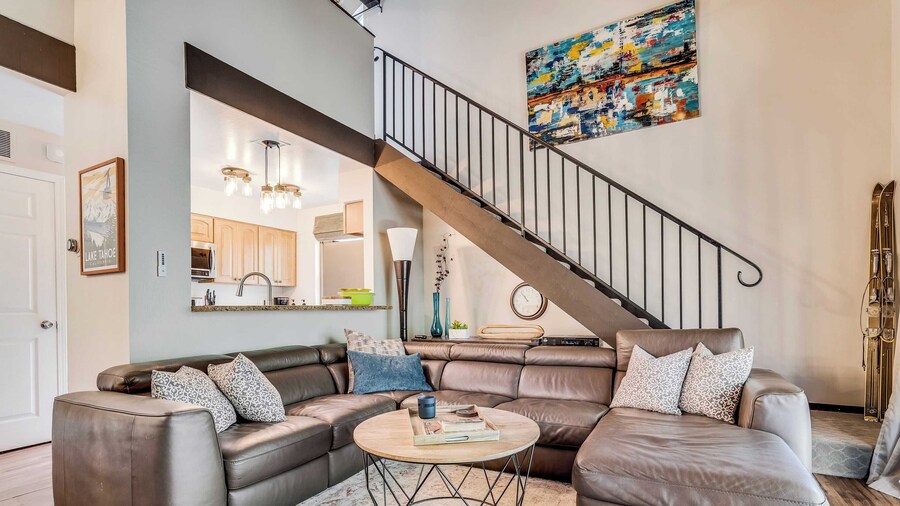 Pinegrove by Avantstay Beautiful Villas Condo Just Outside Tahoe City!