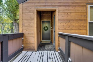 House (2 Bedrooms) | Interior - Pinegrove by Avantstay Beautiful Villas Condo Just Outside Tahoe City! (Tahoe City)