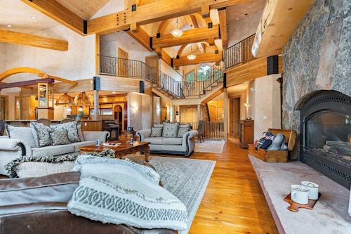 Cherry Ridge by Avantstay Incredible Mountain Mansion w/ Game Room, Hot Tub & Views!!