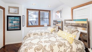 A bedroom with a large bed, wooden headboard, and a window with blinds. - Plunge E by Avantstay Gorgeous Townhouse in DT Telluride! (Telluride)