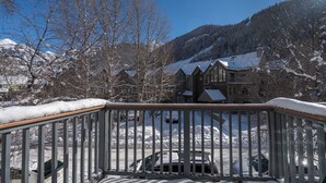 A snowy mountain landscape with a wooden building and a snow-covered deck. - Plunge E by Avantstay Gorgeous Townhouse in DT Telluride! (Telluride)