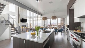 A modern kitchen with a central island, stainless steel appliances, and a view to the outside. - Silverado by Avantstay Snowboarder's & Skiers Paradise w/ Hot Tub, Views & Easy Slope Access! (Park City)